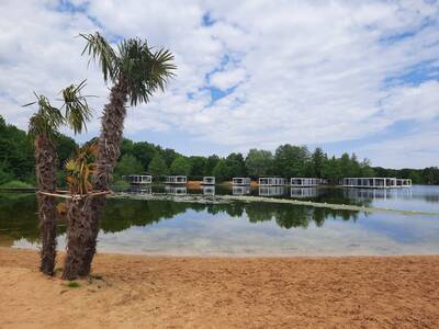 Vakantiehuizen type "Cube" aan het water op vakantiepark BreeBronne