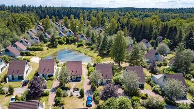 Luchtfoto van vakantiepark Hellendoorn in de bossen van Hellendoorn
