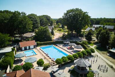 Het buitenbad van vakantiepark Sandberghe