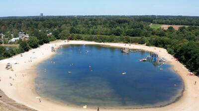 Het grote recreatiemeer met zandstrand en speeltoestellen op vakantiepark Witterzomer