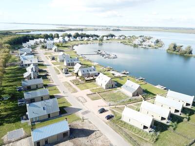 Luchtfoto van vakantiepark Waterrijkoesterdam Oesterdam Resort