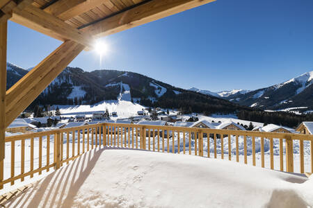 Uitzicht over de bergen vanaf het balkon van een vakantiehuis op Alps Resorts Almdorf Hohentauern