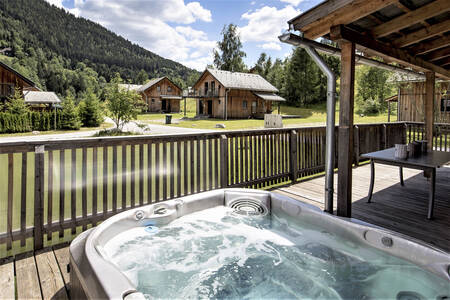 Chalet met whirlpool op het terras op Alps Resorts Almdorf Stadl