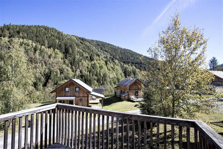 Uitzicht over de bergen vanaf een balkon van een chalet op Alps Resorts Almdorf Stadl