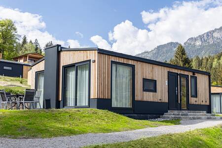 Vrijstaand chalet met terras en tuinmeubels op Alps Resorts Chalets en Glamping Nassfeld
