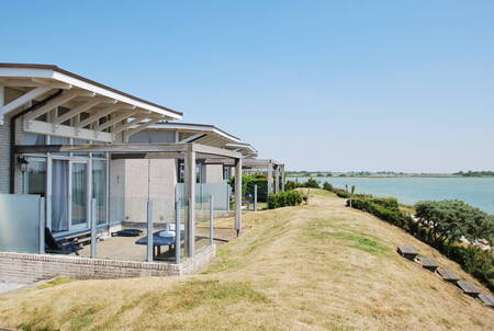 Vrijstaande vakantiehuizen op vakantiepark Beach Resort Makkum met uitzicht over het IJsselmeer