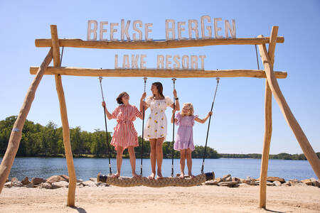 Kinderen op een speeltoestel in een speeltuin op Lake Resort Beekse Bergen