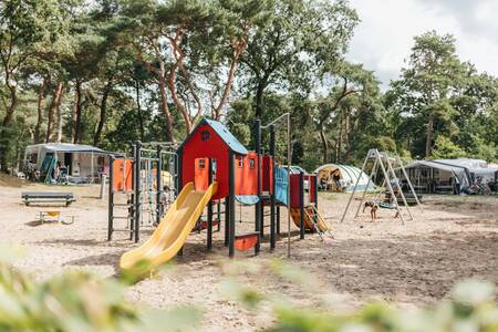 Een speeltuin bij een kampeerveld op vakantiepark Beerze Bulten