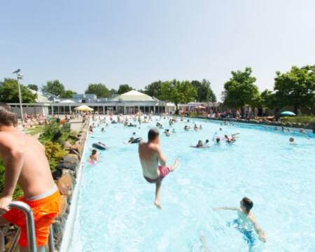 Het buitenbad van Buitenhof de Leistert is ook een golfslagbad