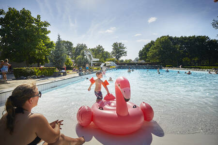 Het buiten golfslagbad van vakantiepark Buitenhof de Leistert