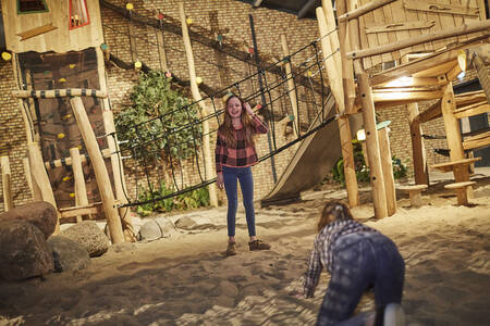 Kinderen spelen in La Selva indoor speeltuin van vakantiepark Buitenhof de Leistert