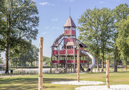 Een groot speeltoestel in de grote speeltuin van vakantiepark Buitenhof de Leistert