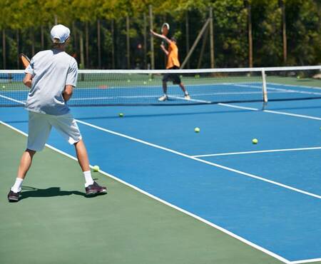 Tennissen op de tennisbaan van Bungalowpark Campanula