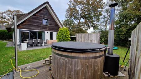 Luxe villa met houtgestookte hottub op vakantiepark Bungalowpark ’t Hoogelandt