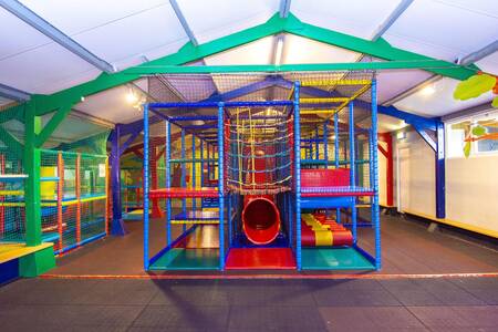 Een blik in de indoor speeltuin van vakantiepark Camping de Noetselerberg