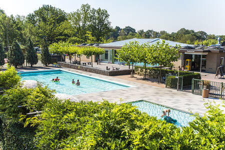 Mensen aan het zwemmen in het buitenbad van Camping Vreehorst