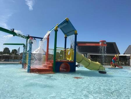 Kinderen aan het spelen in de grote waterspeeltuin op vakantiepark Camping Zonneweelde