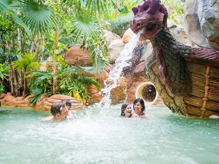 Kinderen kunnen veilig spelen in het Kinder-doe-bad van Center Parcs Bispinger Heide