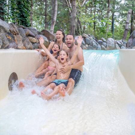 Lekker zwemmen in de wildwaterbaan van het Aqua Mundo in Center Parcs Bispinger Heide