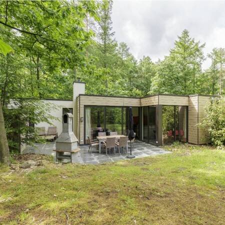 Een vakantiewoning met terras en barbecue op Center Parcs Bispinger Heide