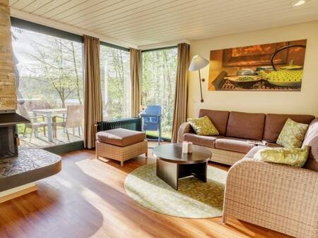 Woonkamer met open haard van een vakantiewoning op Center Parcs Bispinger Heide