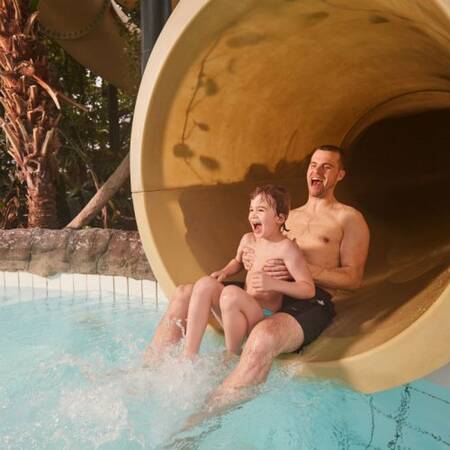 Roetsj van verschillende glijbanen in de Aqua Mundo in Center Parcs De Huttenheugte