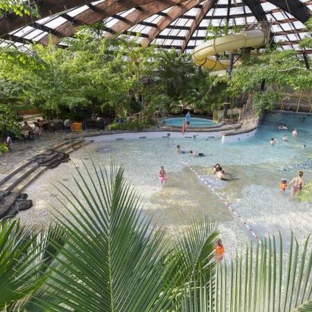 Het golfslagbad in het subtropische zwembad van vakantiepark de Huttenheugte