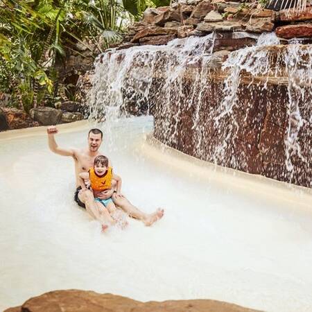 De wildwaterbaan in het Aqua Mundo van Center Parcs De Huttenheugte