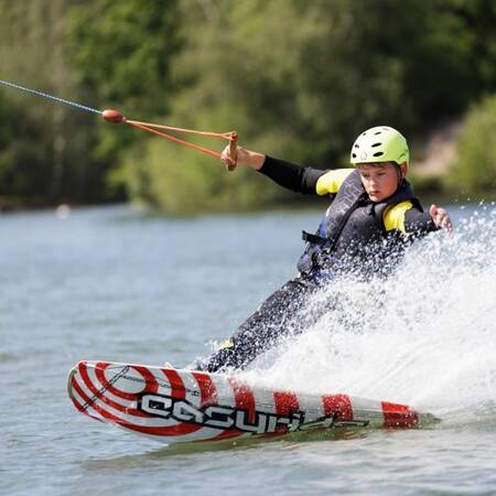 Het is mogelijk om te wakeboarden en te waterskiën op Center Parcs De Kempervennen