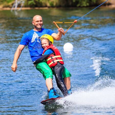 Waterskiën aan een kabel op het parkmeer van Center Parcs De Vossemeren