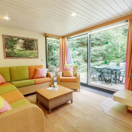 Een woonkamer met open haard van een vakantiewoning op Center Parcs De Vossemeren