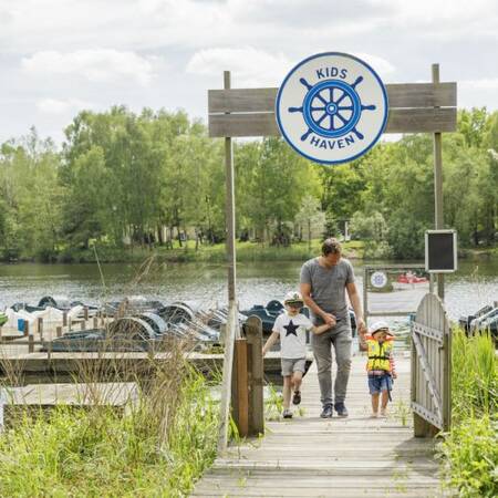 Huur een waterfiets en vaar een rondje op het parkmeer van Center Parcs Het Meerdal