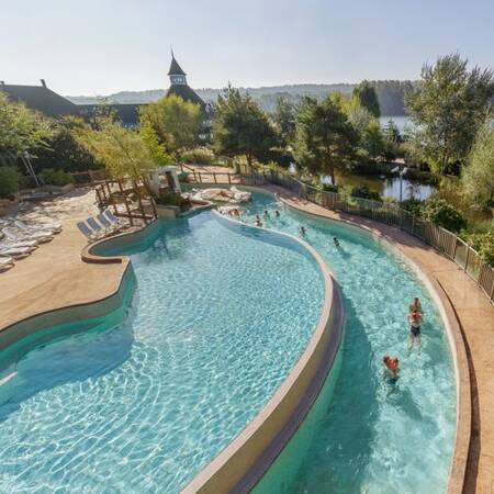 Genieten van de zon in het buitenbad van het Aqua Mundo in Center Parcs Le Lac d'Ailette