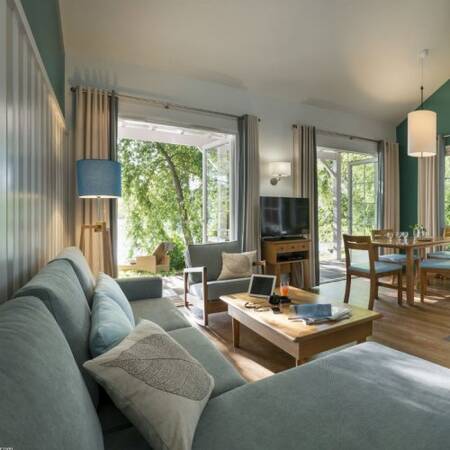 Woonkamer met eethoek en tv van een vakantiewoning op Center Parcs Le Lac d'Ailette