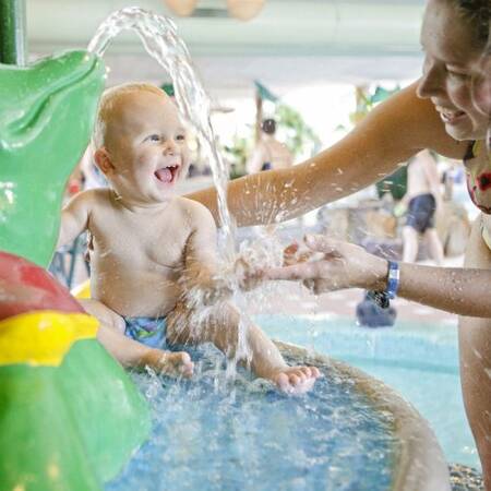 Kinderen spelen in de kinderbaden van de Aqua Mundo van Center Parcs Limburgse Peel