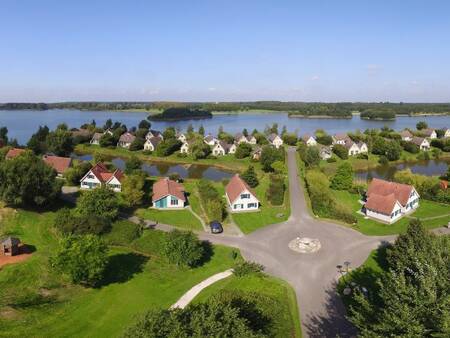 Luchtfoto van vakantiewoningen en het recreatiemeer van Center Parcs Parc Sandur