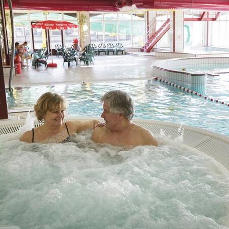 Het zwembad van Center Parcs Parc Sandur beschikt over een bubbelbad