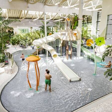 Witte glijbaan in de Water Playhouse in het Aqua Mundo op Center Parcs Park Bostalsee