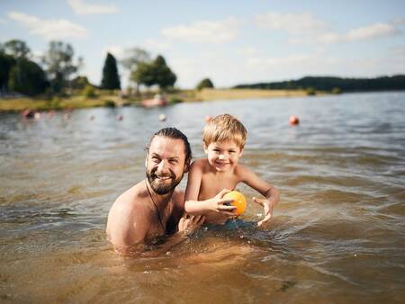 Lekker zwemmen in het recreatiemeer van Center Parcs Park Bostalsee