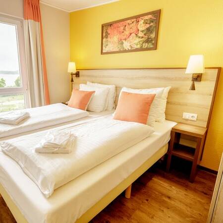 Slaapkamer met luxe boxsprings op Center Parcs Park Bostalsee