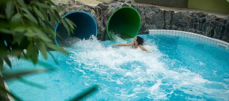 Glijbanen in het Aqua Mundo zwemparadijs op Center Parcs Park de Haan