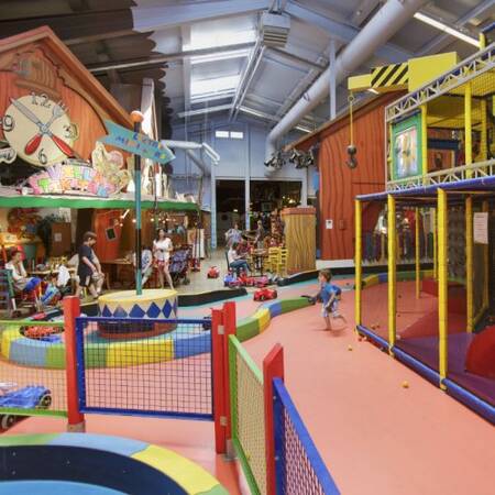 Spelende kinderen in de indoor speeltuin op Center Parcs Park Eifel