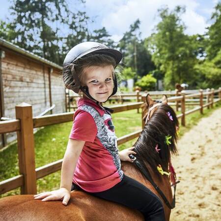 Meisje op pony op Center Parcs Park Eifel