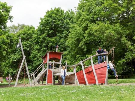 Speelschip speeltuin met spelende kinderen op Center Parcs Park Eifel