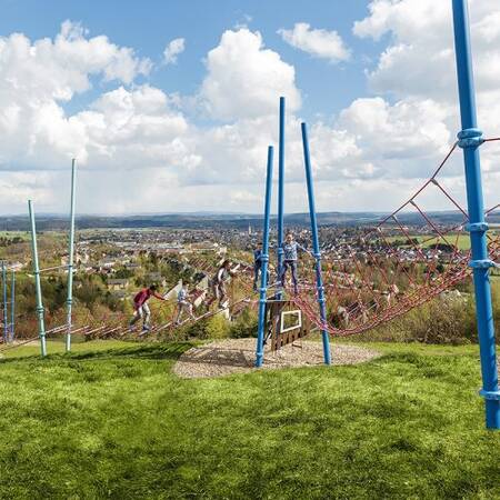 Kinderen spelen in een buitenspeeltuin van Center Parcs Park Hochsauerland