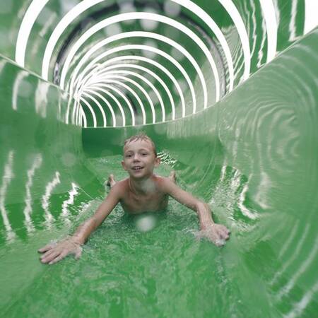 Superlange waterglijbaan in het Aqua Mundo zwembad van Center Parcs Park Zandvoort