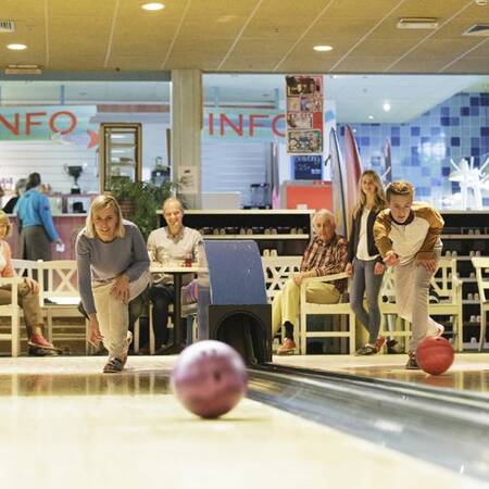 Met de hele familie bowlen op de bowlingbaan van Center Parcs Park Zandvoort