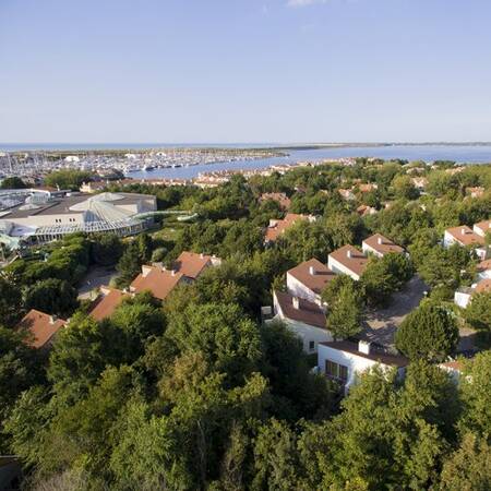 Luchtfoto van Center Parcs Port Zélande met vakantiewoningen en het Grevelingenmeer