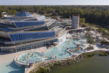 Het buitenbad van het Aqua Mundo van Center Parcs Villages Nature Paris