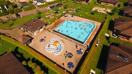 Mensen aan het zwemmen in het buitenbad van vakantiepark De Boshoek